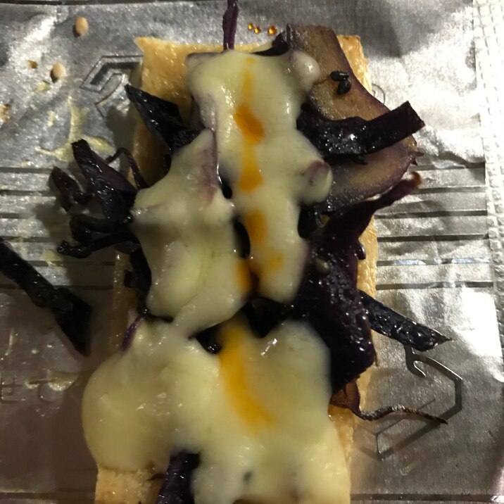 紫キャベツの黒ごまポン酢炒めの油揚げのチーズ焼き